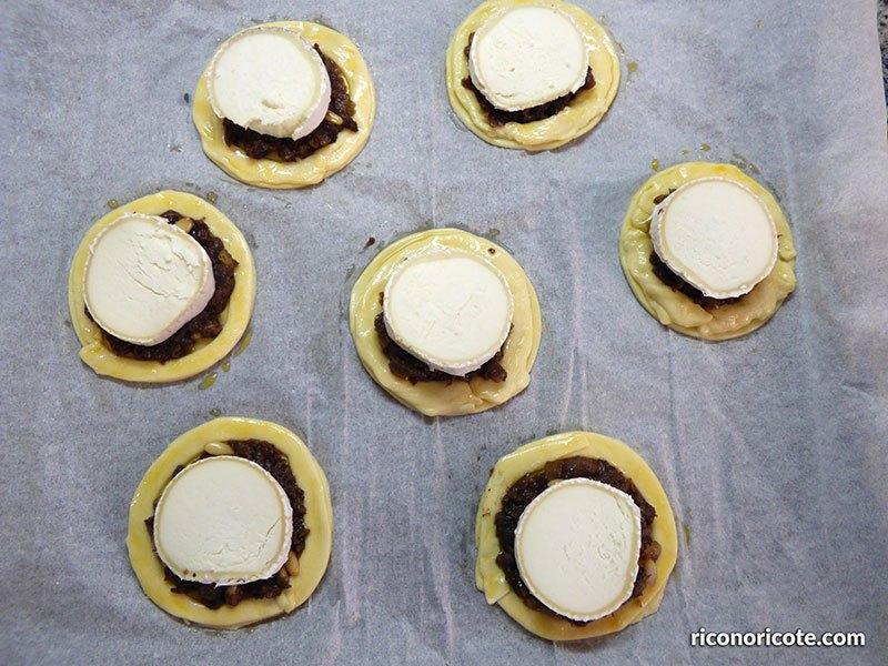 Hojaldres de morcilla con queso y mermelada