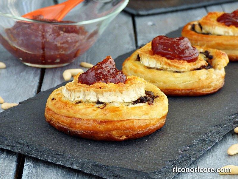 Hojaldres de morcilla con queso y mermelada