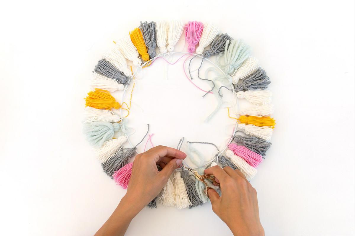 lampara con borlas DIY - paso 2, visto en "I am a Mess Blog"