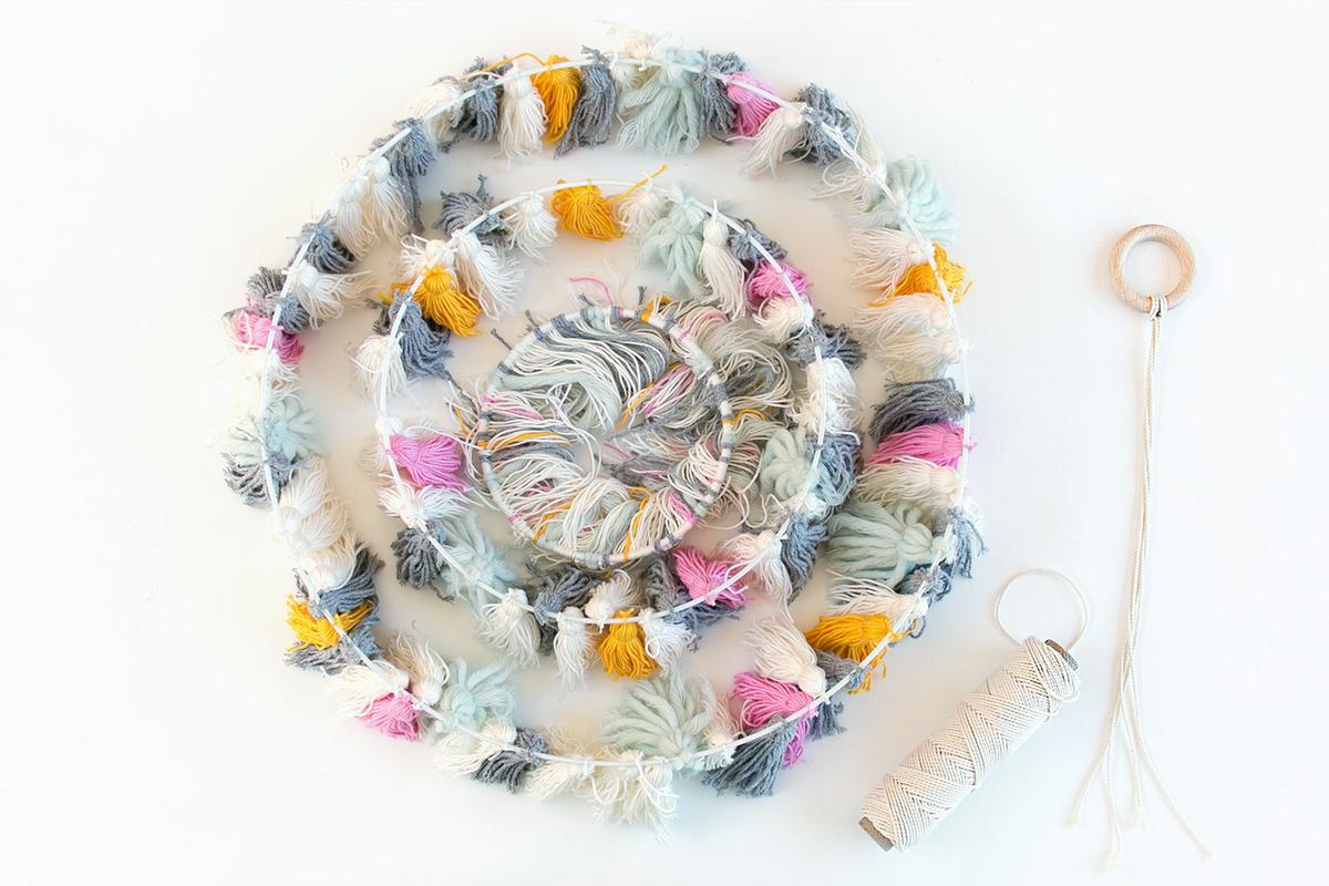 lampara con borlas DIY - paso 4, visto en "I am a Mess Blog"