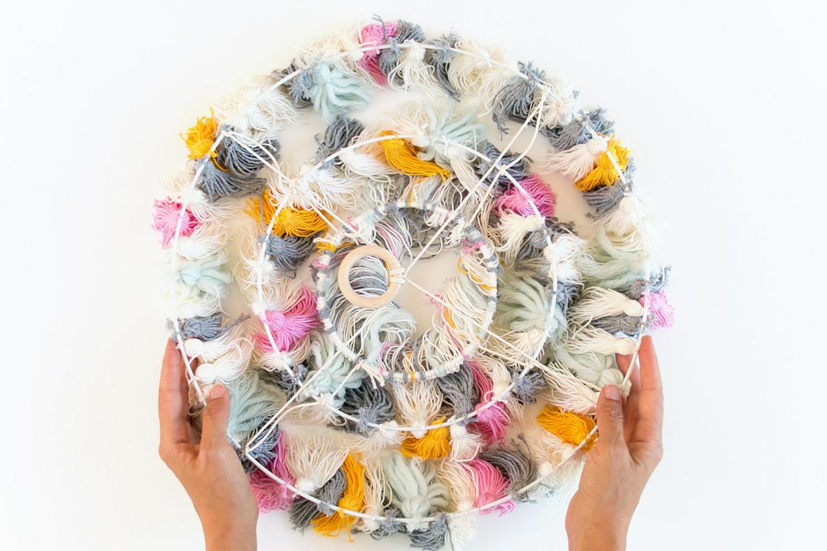 lampara con borlas DIY - paso 5, visto en "I am a Mess Blog"