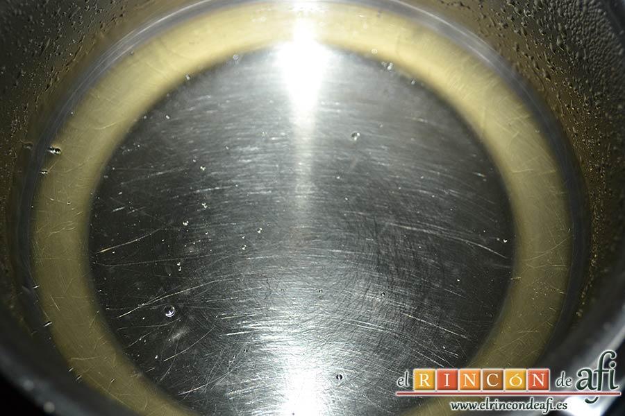 Minitartitas de fresa de Lorraine Pascale, disolver el azúcar en agua caliente