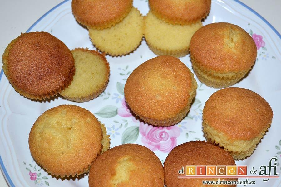 Minitartitas de fresa de Lorraine Pascale, partir las magdalenas por la mitad