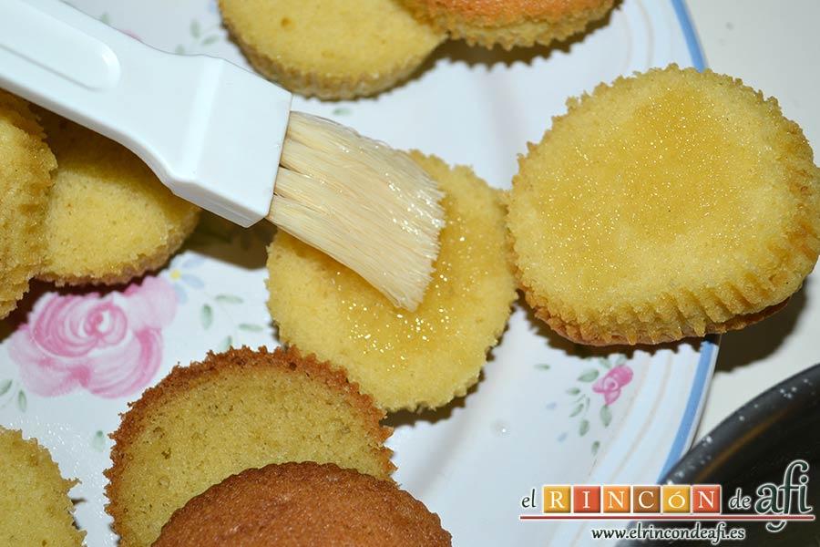 Minitartitas de fresa de Lorraine Pascale, impregnarlas con el almíbar