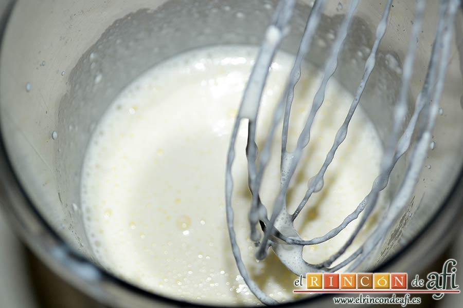 Minitartitas de fresa de Lorraine Pascale, poner la nata (crema de leche) en un vaso batidor