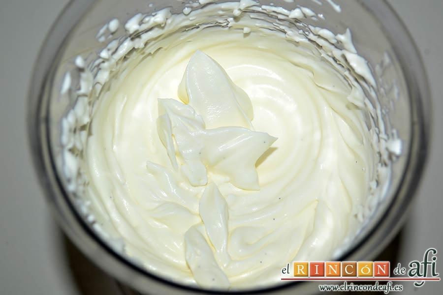 Minitartitas de fresa de Lorraine Pascale, ir batiendo con varillas eléctricas y añadiendo la mezcla de azúcar glass con la vainilla