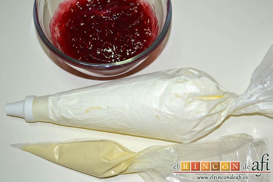 Minitartitas de fresa de Lorraine Pascale, meter la nata (crema de leche) en una manga pastelera y el chocolate blanco derretido en otra, preparar la mermelada