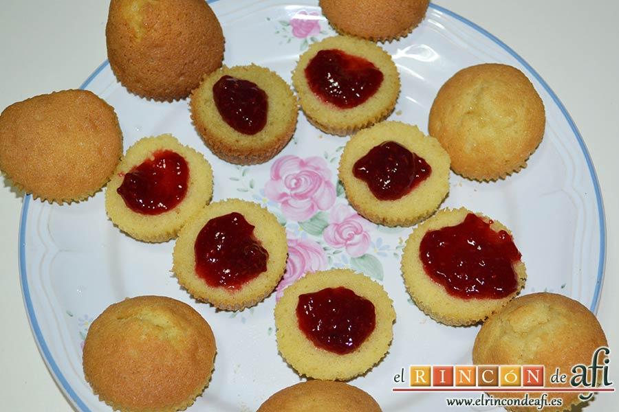 Minitartitas de fresa de Lorraine Pascale, untar cada mitad inferior de las tartitas con mermelada