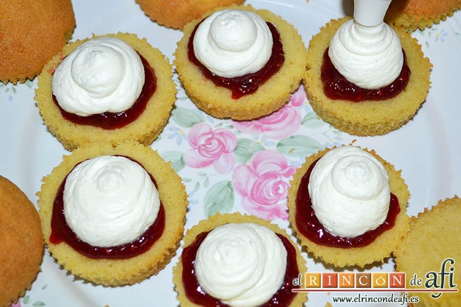 Minitartitas de fresa de Lorraine Pascale, poner encima porciones del relleno