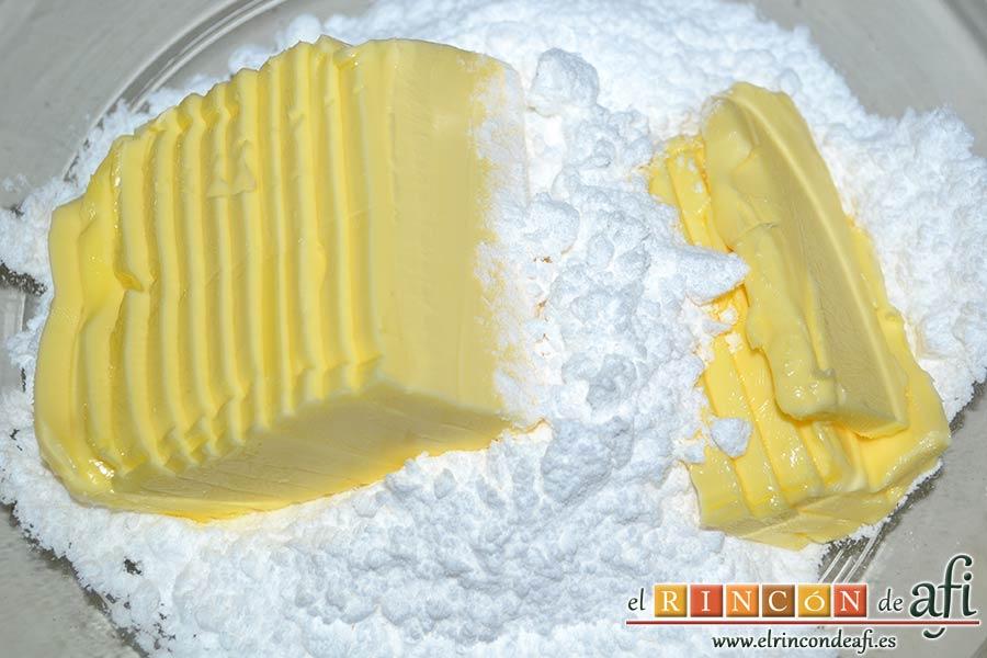 Minitartitas de fresa de Lorraine Pascale, en un bol ponemos la mantequilla en pomada con el azúcar glass