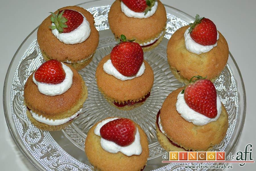 Minitartitas de fresa de Lorraine Pascale, decorar con otra porción de nata (crema de leche) y una fresa, y luego con chocolate blanco