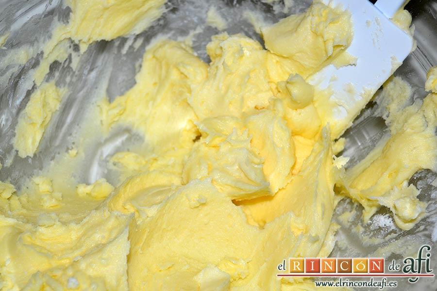 Minitartitas de fresa de Lorraine Pascale, mezclar usando una lengua