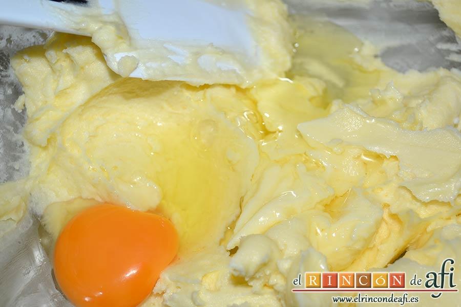 Minitartitas de fresa de Lorraine Pascale, añadir los huevos