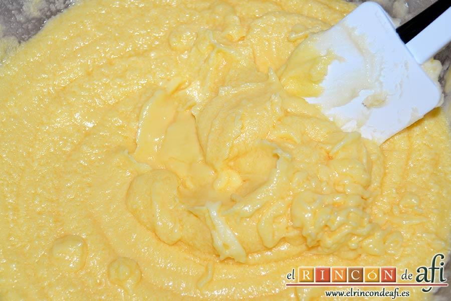 Minitartitas de fresa de Lorraine Pascale, ir mezclando