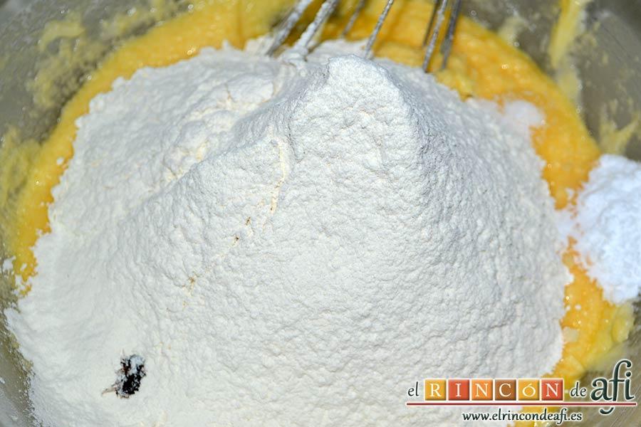 Minitartitas de fresa de Lorraine Pascale, añadir la harina de repostería tamizada, el bicarbonato, la sal y las semillas de media vaina de vainilla