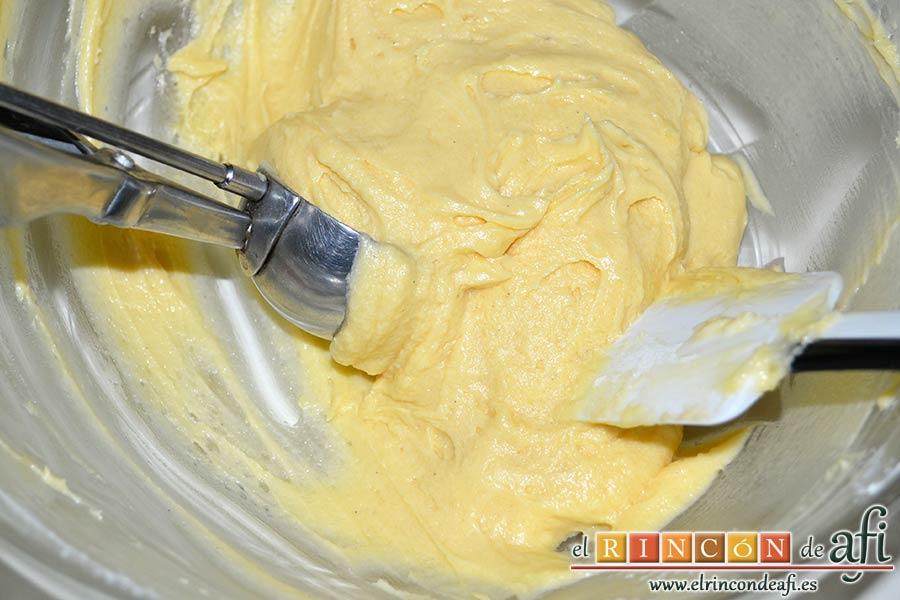 Minitartitas de fresa de Lorraine Pascale, mezclar todo bien