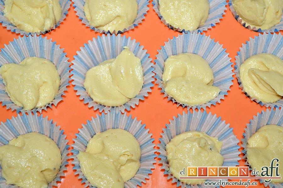 Minitartitas de fresa de Lorraine Pascale, poner la masa en los moldes