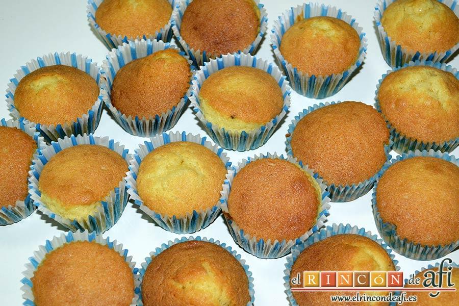 Minitartitas de fresa de Lorraine Pascale, hornear hasta que queden doradas y esponjosas las magdalenas