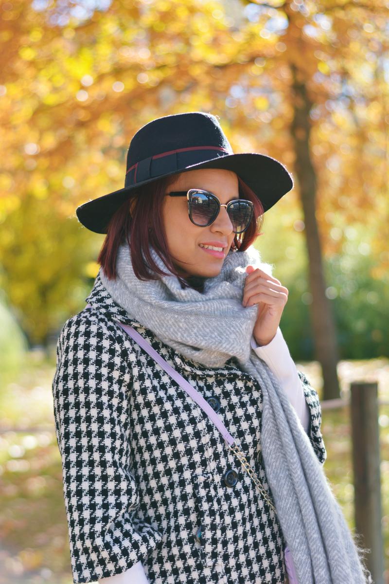 Look con Sombrero negro y bufanda de lana