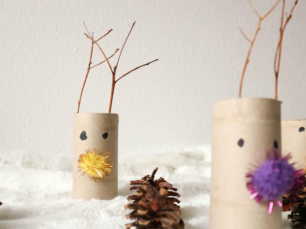 detalle de reno con rollos de papel