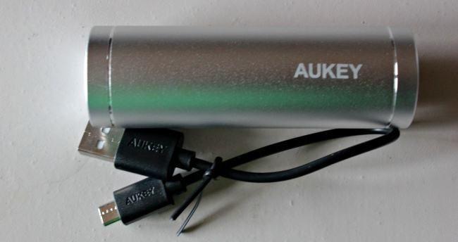 bateria portatil aukey y cable de carga