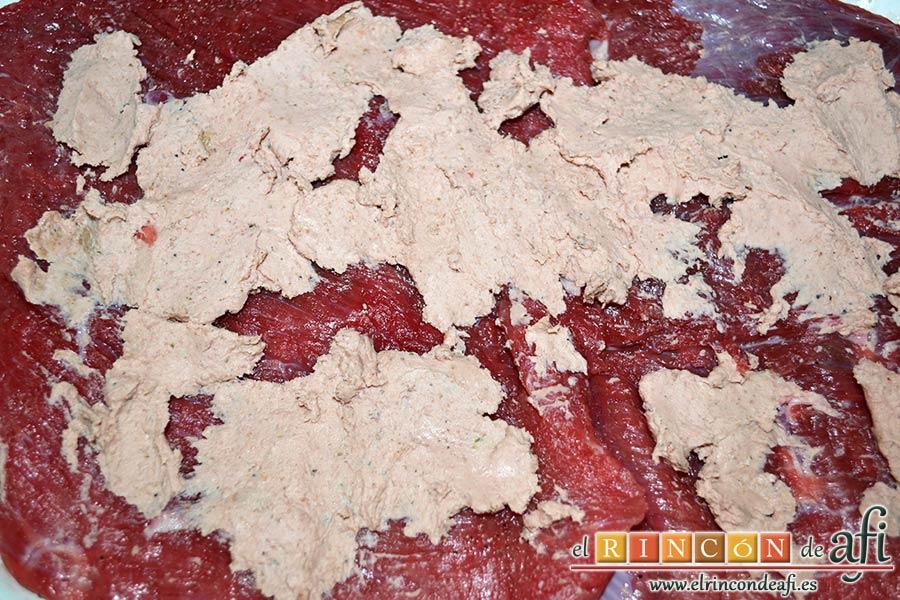 Falda rellena y papas salteadas con mantequilla y especias, salpimentar la falda y untarla con el paté