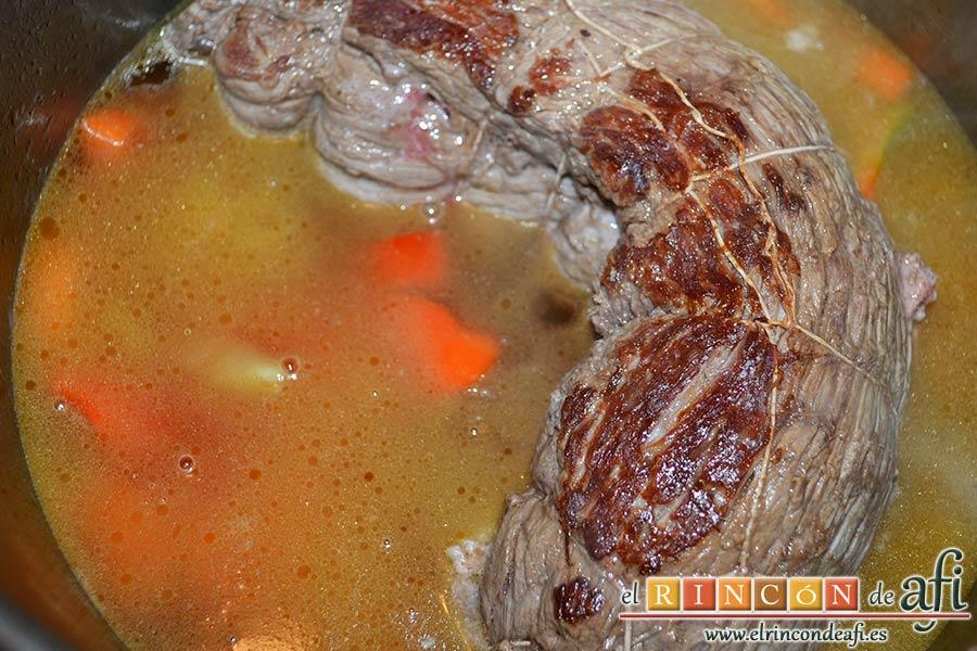 Falda rellena y papas salteadas con mantequilla y especias, añadir el vaso de vino y caldo hasta casi cubrir la carne