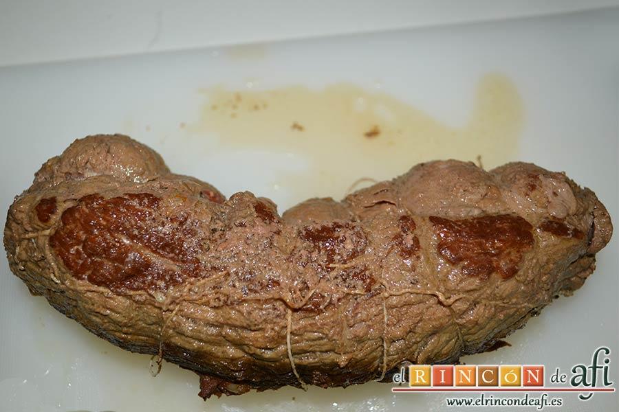 Falda rellena y papas salteadas con mantequilla y especias, dejar al fuego 30 minutos desde que empieza a pitar la olla, comprobar que la carne está hecha, sacar y dejar atemperar