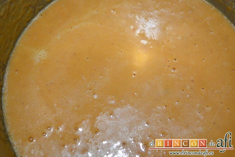 Falda rellena y papas salteadas con mantequilla y especias, triturar bien las verduras