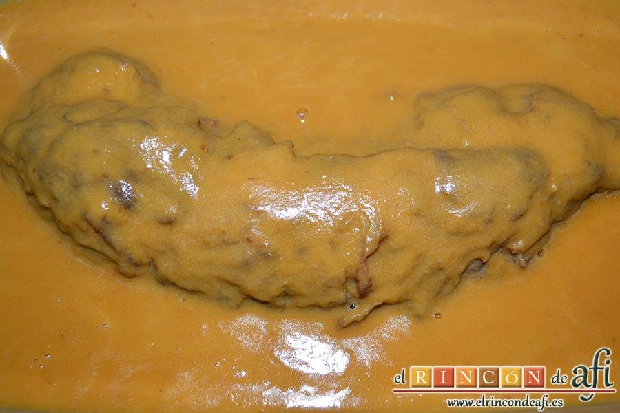 Falda rellena y papas salteadas con mantequilla y especias, retirar los hilos de la carne y volverla a meter en la olla