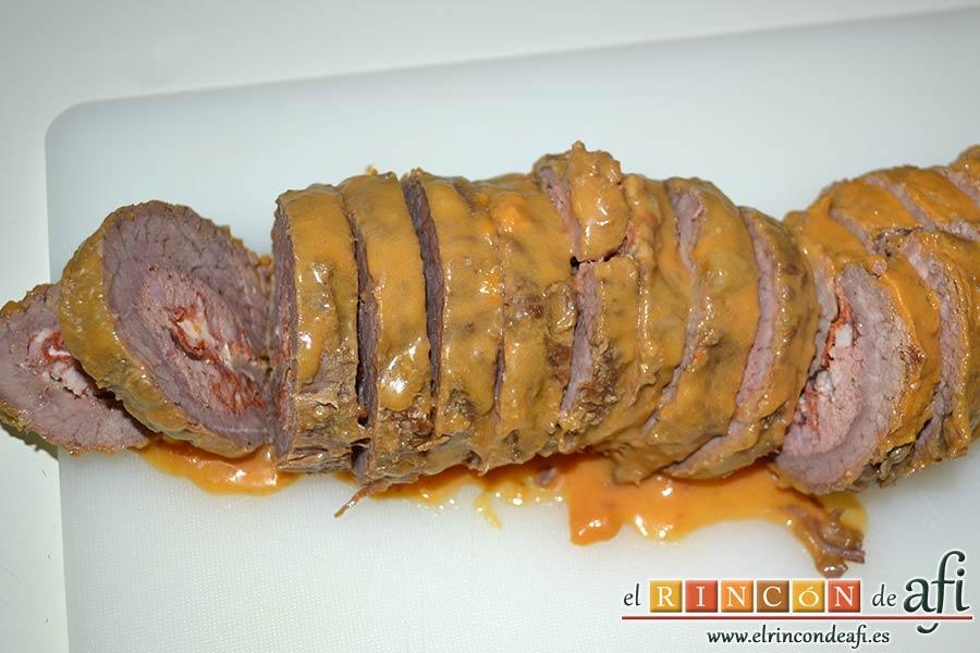 Falda rellena y papas salteadas con mantequilla y especias, volver a sacar la carne y cortarla en medallones