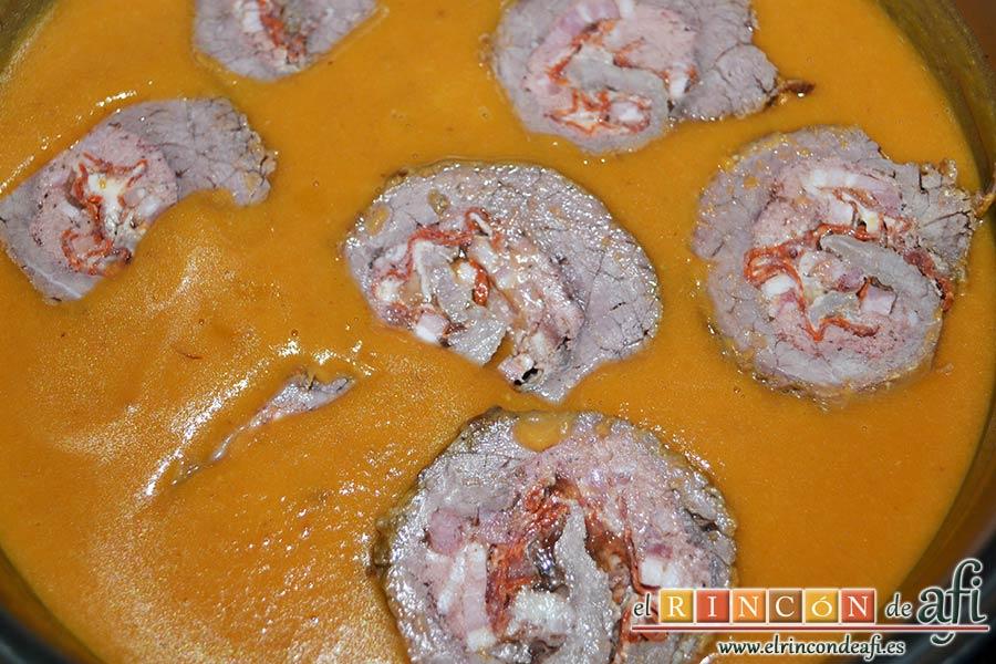 Falda rellena y papas salteadas con mantequilla y especias, calentar la salsa e introducir los medallones