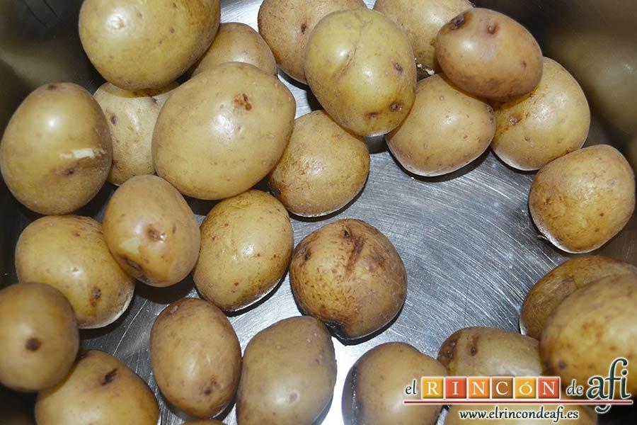 Falda rellena y papas salteadas con mantequilla y especias, preparar unas papas para acompañar
