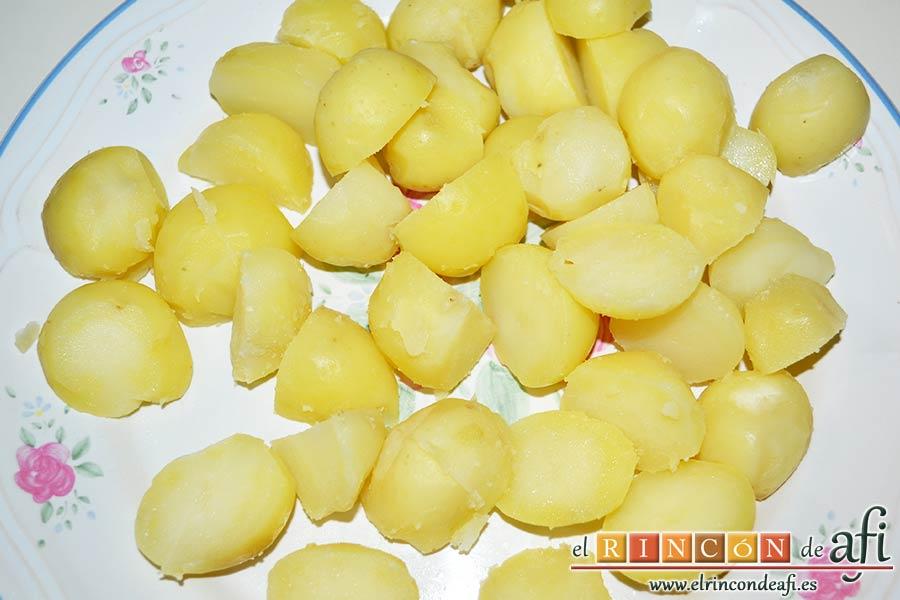 Falda rellena y papas salteadas con mantequilla y especias, retirar la piel de las papas