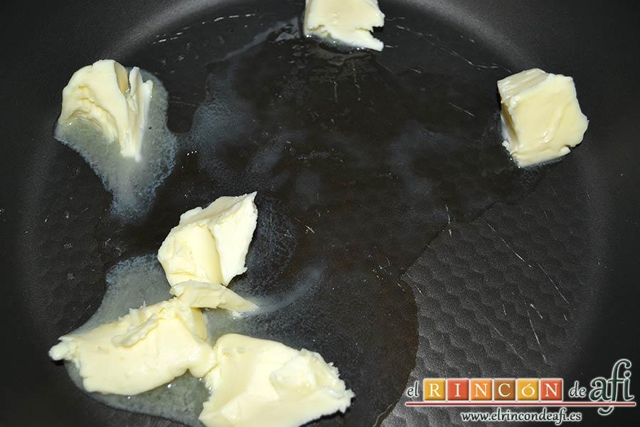 Falda rellena y papas salteadas con mantequilla y especias, derretir la mantequilla en una sartén