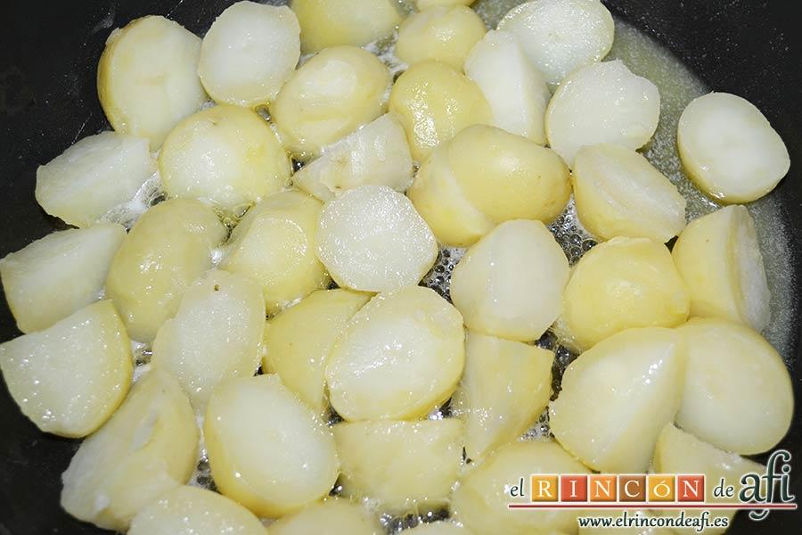 Falda rellena y papas salteadas con mantequilla y especias, saltear las papas a fuego moderado