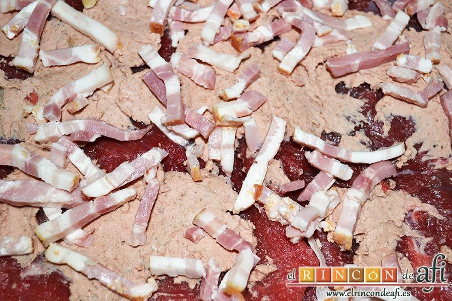 Falda rellena y papas salteadas con mantequilla y especias, repartir el bacon sobre el el paté