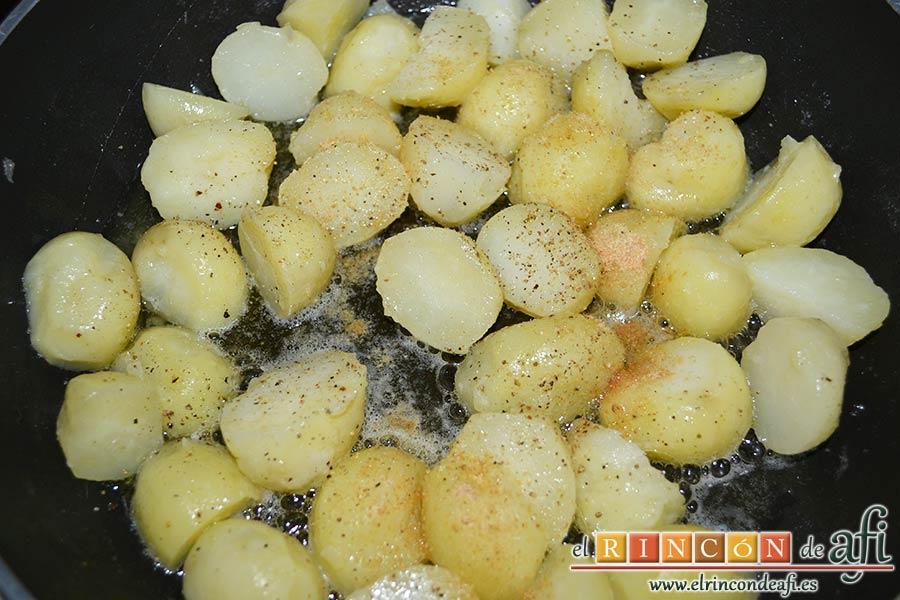 Falda rellena y papas salteadas con mantequilla y especias, añadir nuez moscada y pimientas molidas