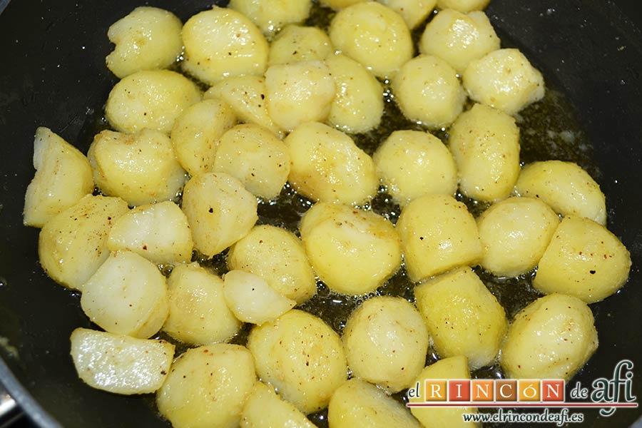 Falda rellena y papas salteadas con mantequilla y especias, rehogar hasta que queden doradas