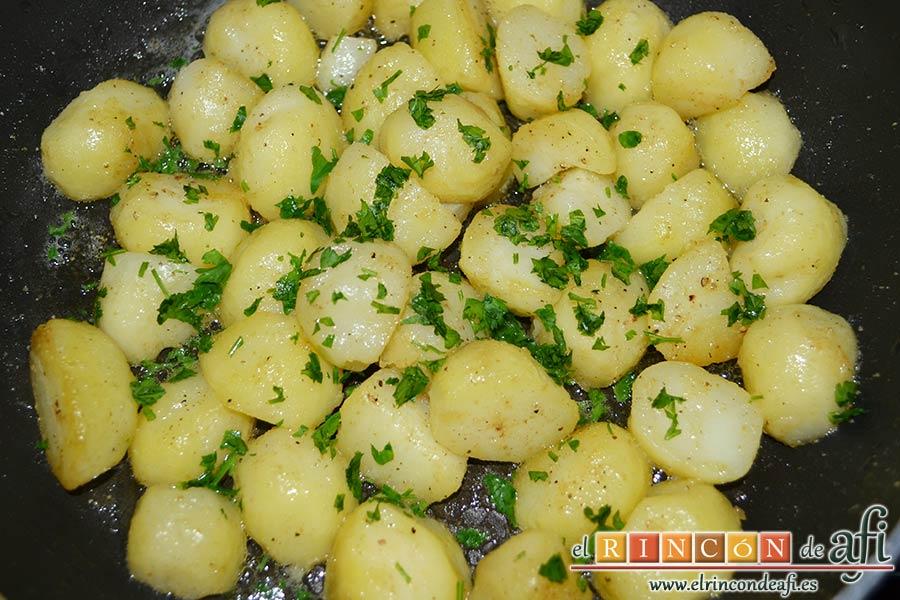 Falda rellena y papas salteadas con mantequilla y especias, añadir perejil picado