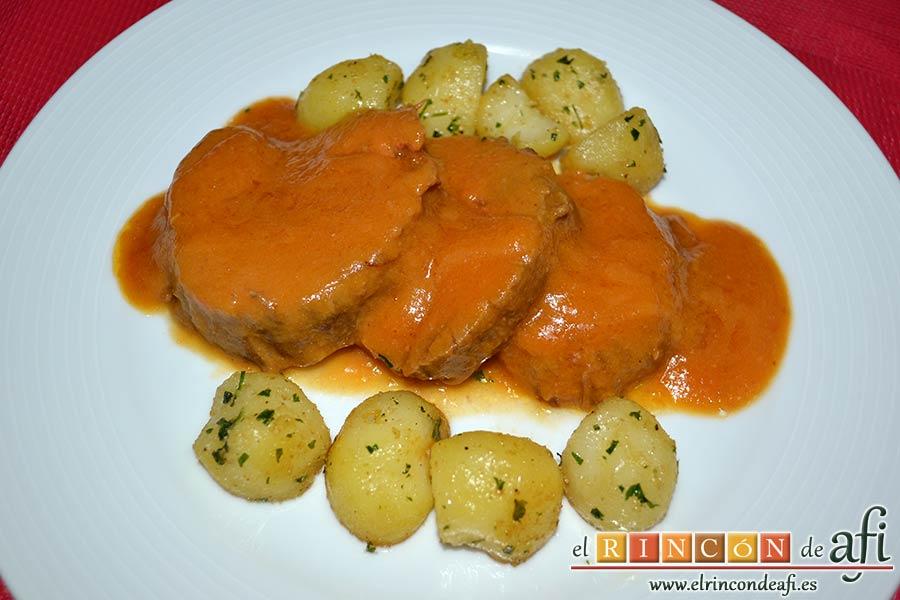 Falda rellena y papas salteadas con mantequilla y especias, sugerencia de presentación