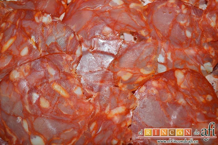 Falda rellena y papas salteadas con mantequilla y especias, a continuación poner las lonchas de chorizo