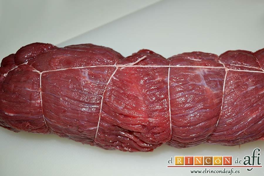 Falda rellena y papas salteadas con mantequilla y especias, enrollar la carne y bridarla con hilo de cocina