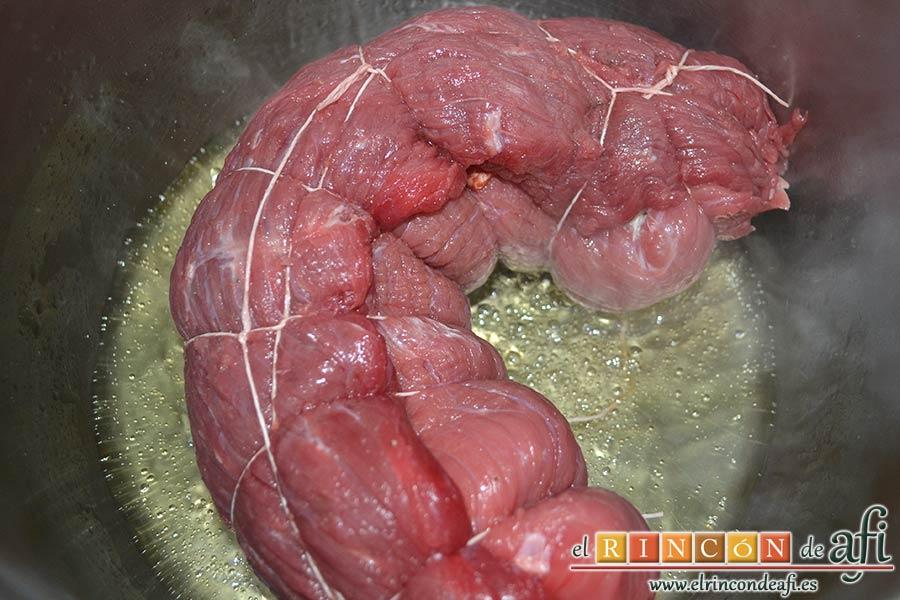 Falda rellena y papas salteadas con mantequilla y especias, ponerla en una olla exprés con un buen chorro de aceite de oliva