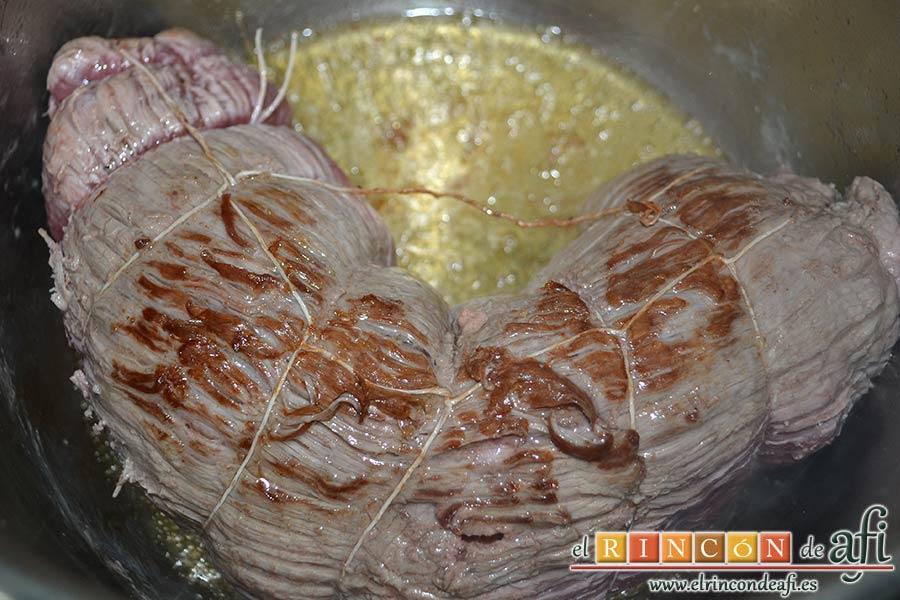 Falda rellena y papas salteadas con mantequilla y especias, dorarla por todas partes