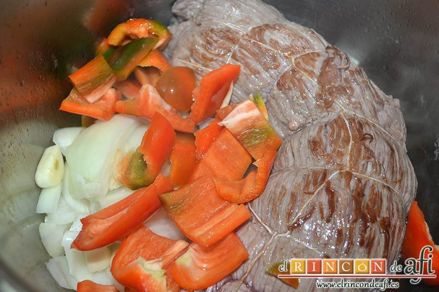 Falda rellena y papas salteadas con mantequilla y especias, añadir los ajos, la cebolla y el pimiento troceados