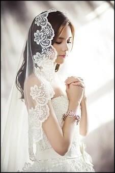 que hace una dama de honor