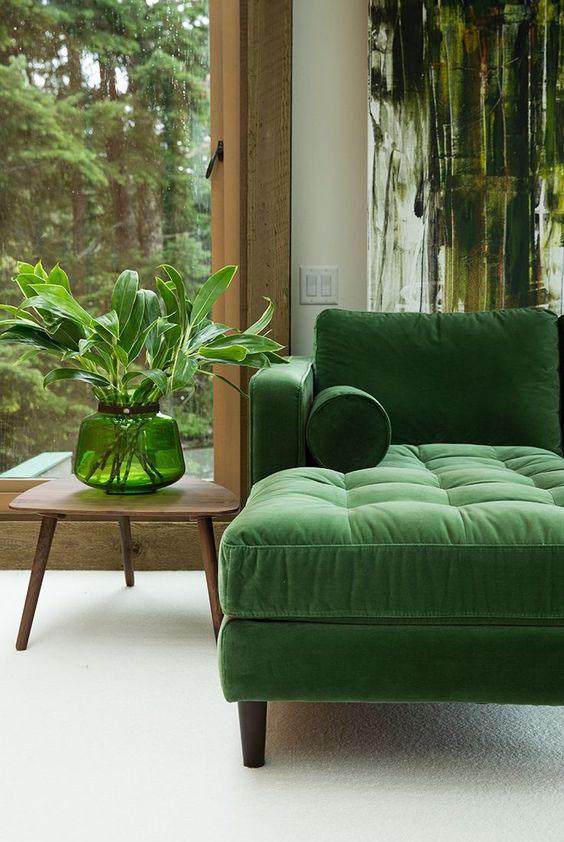 Elige un sofá verde de terciopelo y dale glamour a tu salón | Decoración