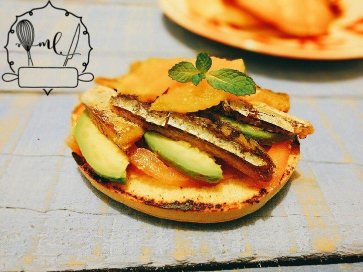 TOSTA DE SARDINAS Y NARANJA EN PAN DE HALLULLA