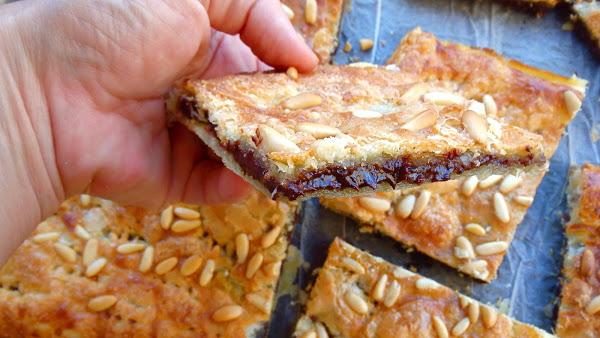 Coca de chocolate con hojaldre